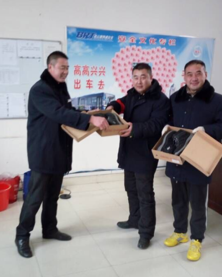 海通公交公司為駕駛員送溫暖發(fā)放保暖鞋