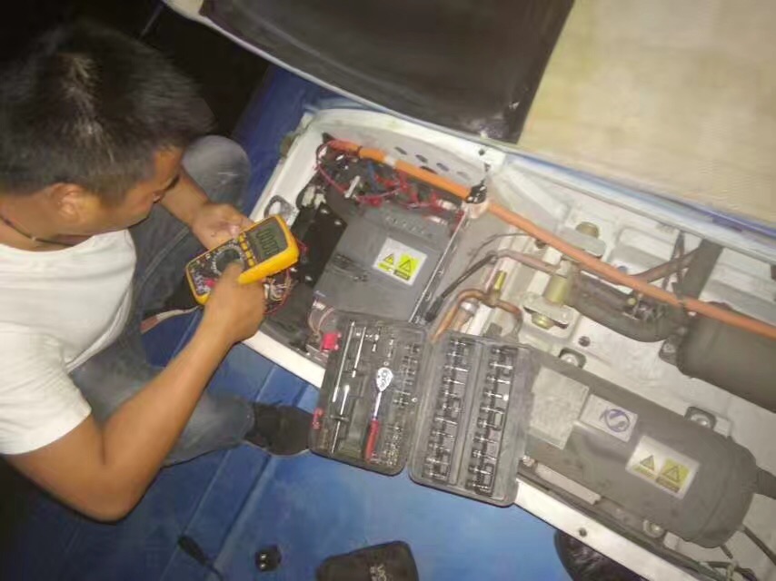 公交集團(tuán)做好空調(diào)清潔、保養(yǎng)工作