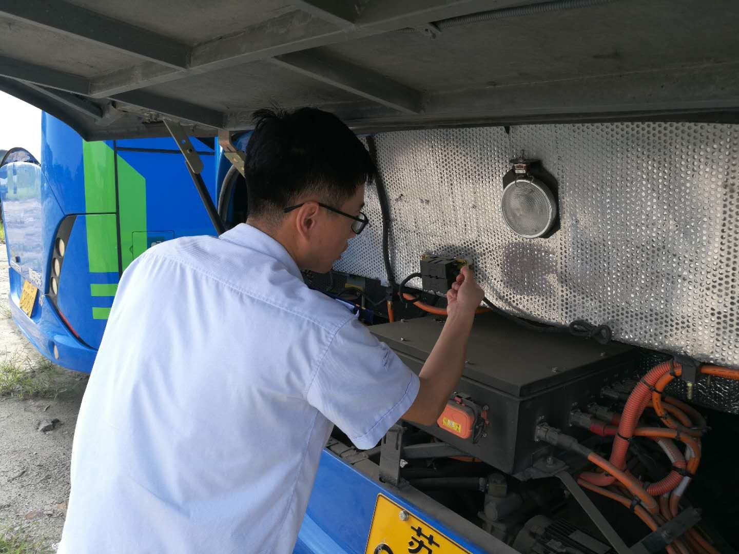 公交集團(tuán)開展機(jī)務(wù)檢查確保開學(xué)季運(yùn)營安全