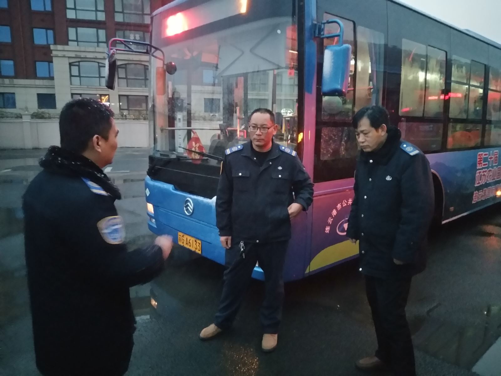 公交集團公交事業(yè)二部積極應對低溫雨雪惡劣天氣