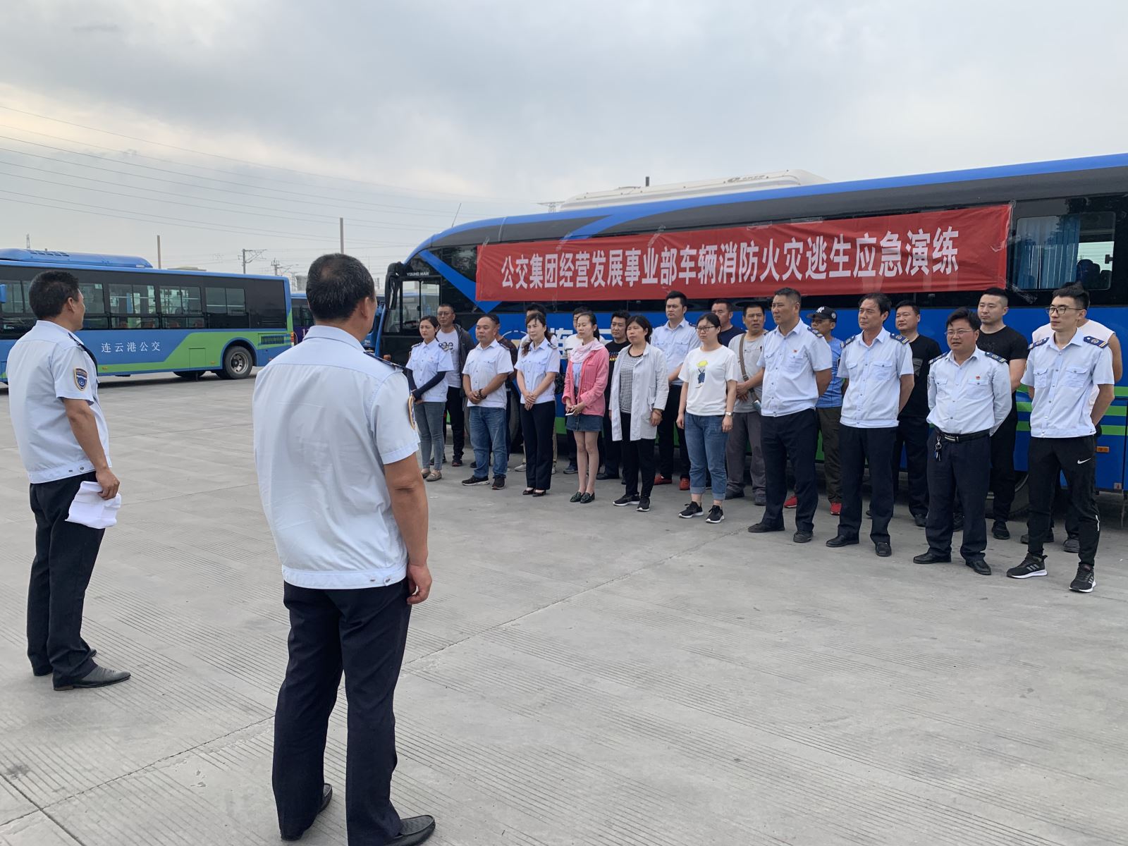 公交集團(tuán)經(jīng)營(yíng)發(fā)展事業(yè)部開展車輛消防應(yīng)急逃生演練工作