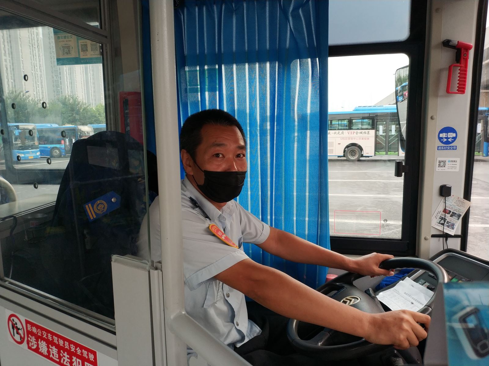 公交集團(tuán)公交事業(yè)二部37路駕駛員孫衛(wèi)東及時(shí)歸還乘客丟失的手機(jī)受表揚(yáng)