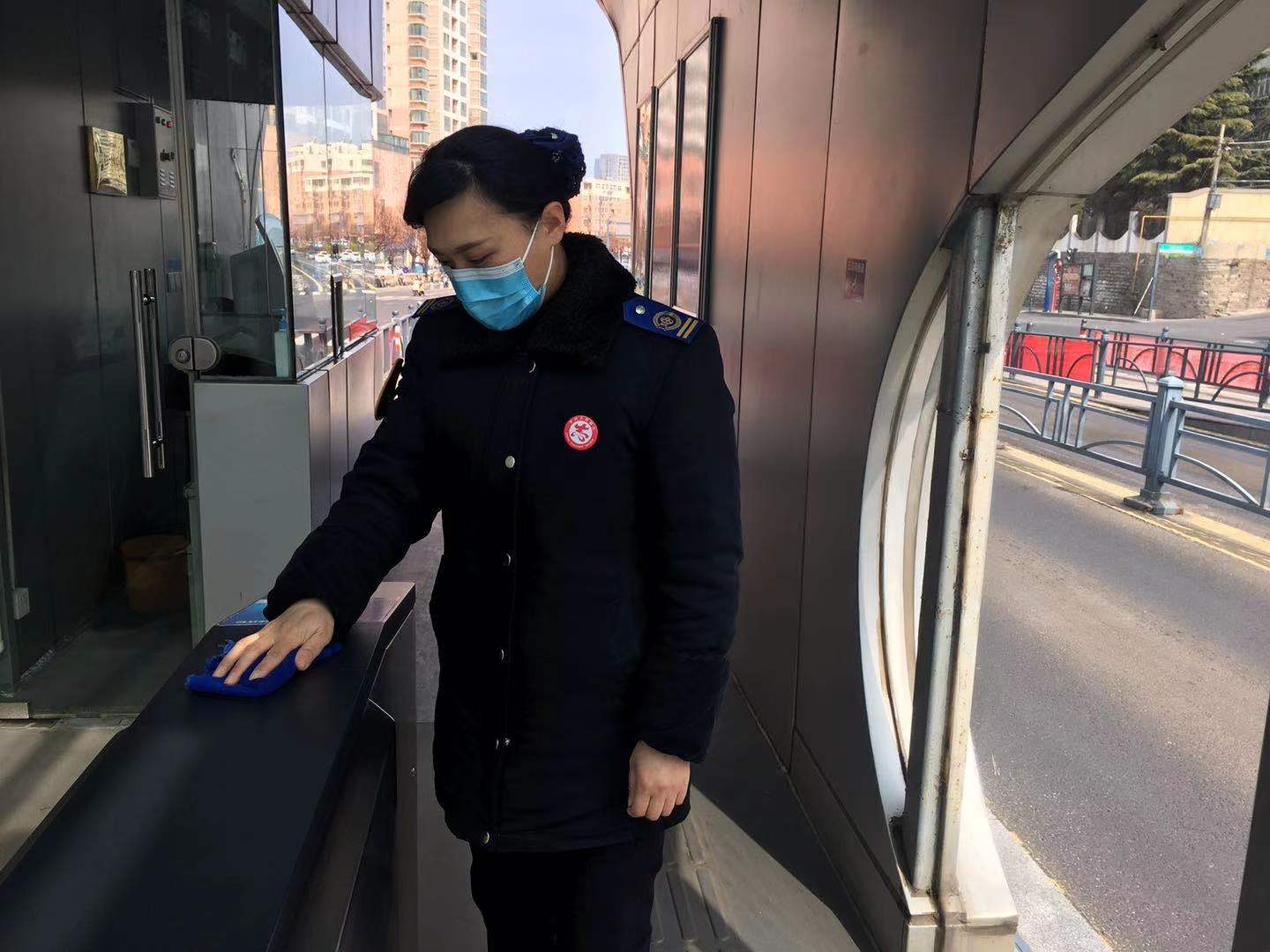 快速公交事業(yè)部站務(wù)員柳小敏幫助乘客獲表?yè)P(yáng)