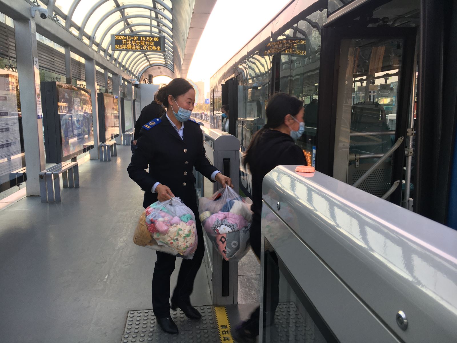 快速公交事業(yè)部站務(wù)員熱心助人獲稱贊